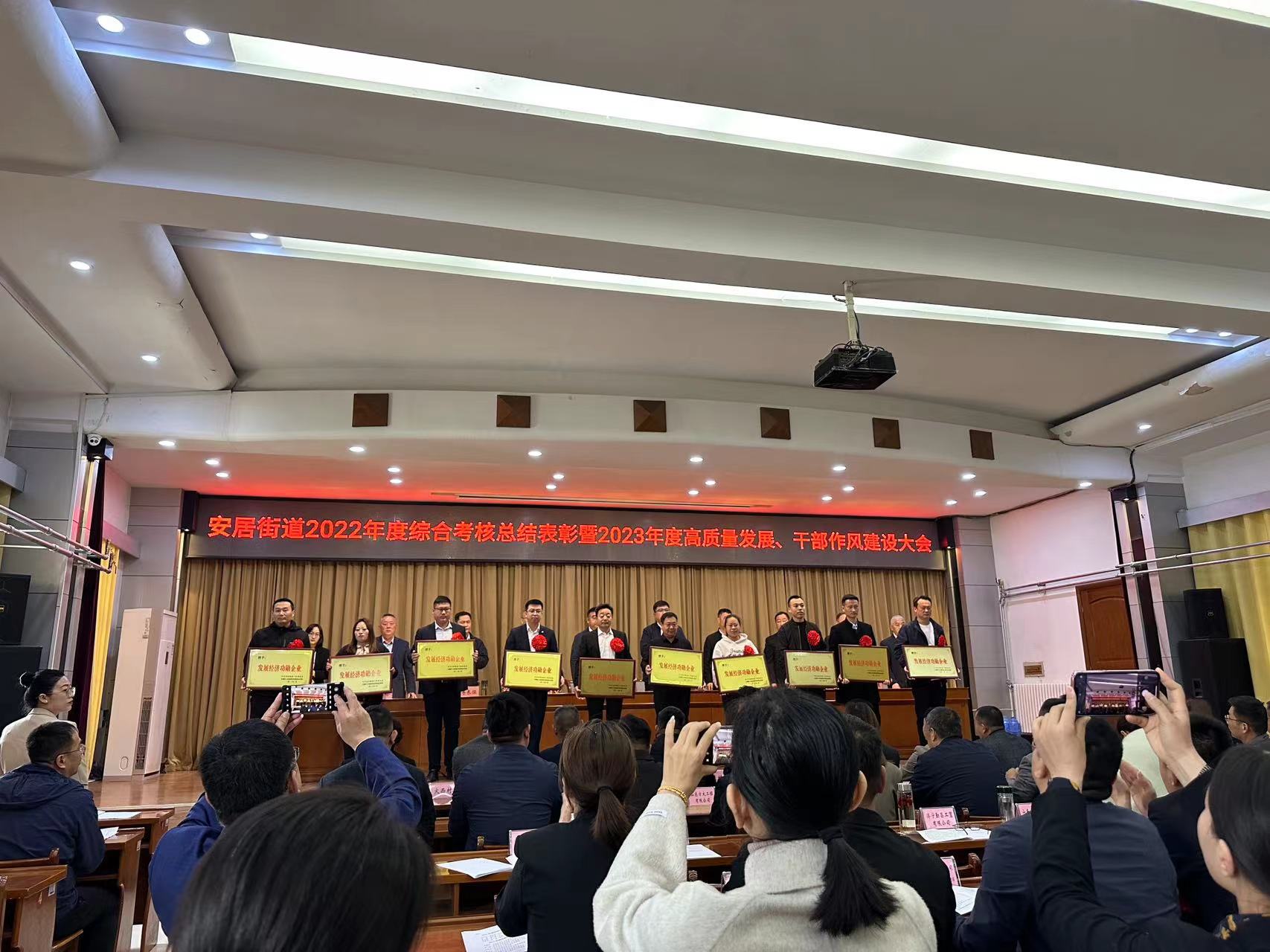 【濟寧大運河駕?！繜崃易ＹR我校榮獲“發(fā)展經(jīng)濟功勛企業(yè)”表彰！(圖3)