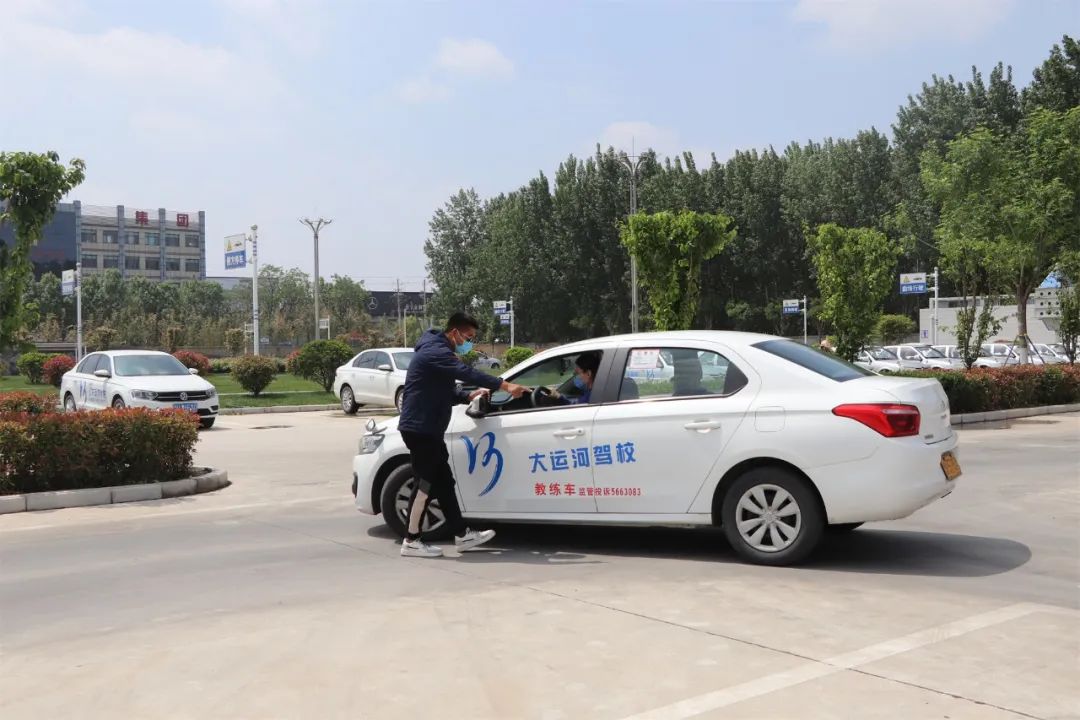 【濟(jì)寧大運(yùn)河駕?！縿趧?dòng)最光榮丨“五一”您學(xué)車我在崗！(圖1)