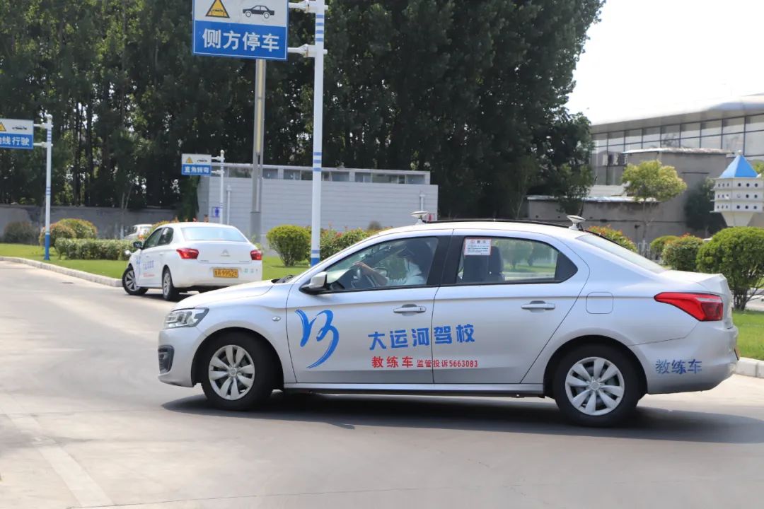 【濟(jì)寧大運(yùn)河駕?！俊暗谑畬脤W(xué)車夏令營”第一批大學(xué)生順利拿證！(圖4)