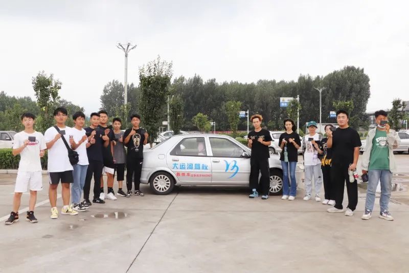 【濟(jì)寧大運(yùn)河駕?！俊暗谑畬脤W(xué)車夏令營”第一批大學(xué)生順利拿證！(圖1)