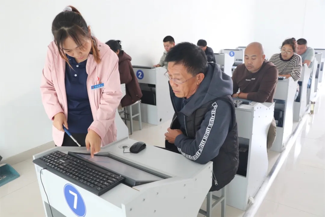 選擇“VIP易學(xué)班”，拿不到證全額退費(fèi)！(圖2)