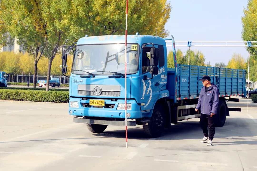 賞校園秋日盛景，享大車班型升級福利——學(xué)車就現(xiàn)在！(圖2)