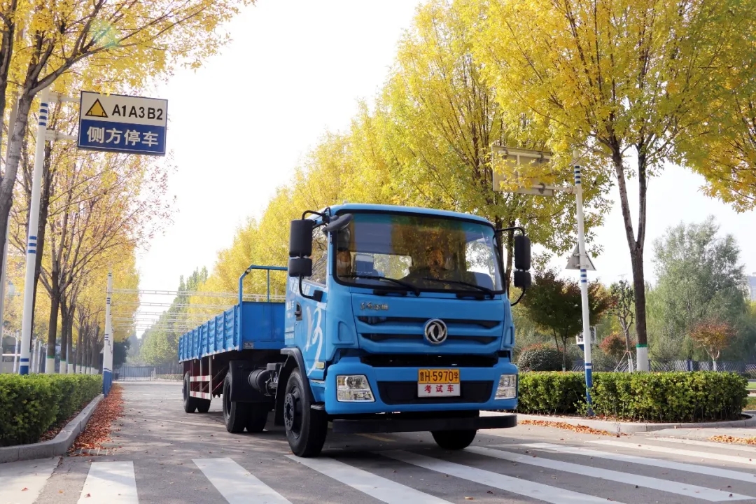 賞校園秋日盛景，享大車班型升級福利——學(xué)車就現(xiàn)在！(圖1)